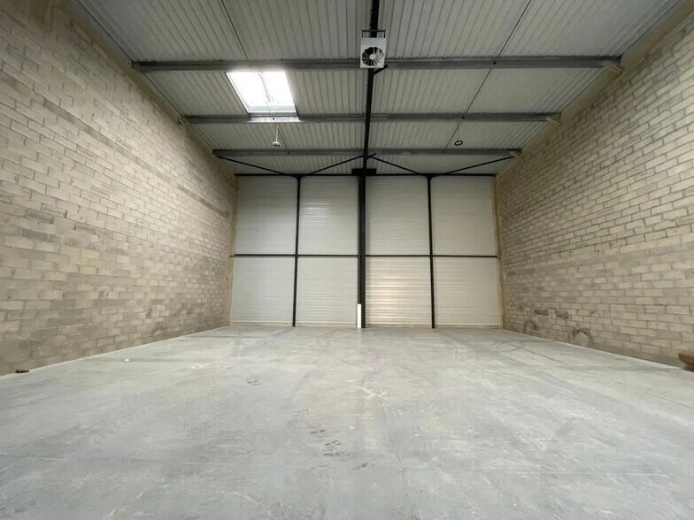 Office in Trappes for lease - Interior Photo - Image 2 of 10