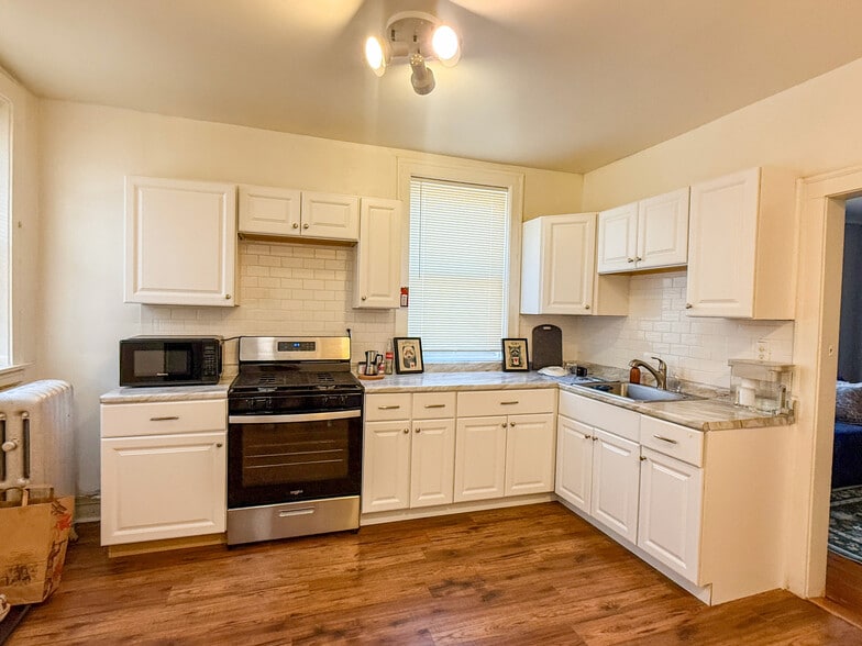 2050 W Fargo Ave, Chicago, IL for sale - Building Photo - Image 2 of 5