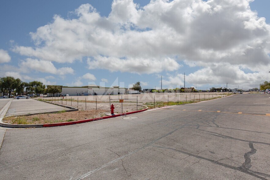 4364 E Craig Rd, Las Vegas, NV à louer - Photo du bâtiment - Image 3 de 10