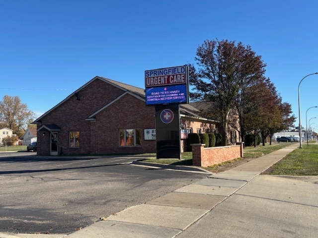 21929-21931 E 9 Mile Rd, Saint Clair Shores, MI for lease - Building Photo - Image 2 of 4