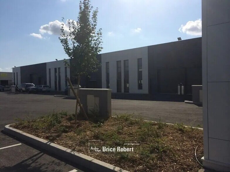 Flex in Chassieu for lease - Building Photo - Image 2 of 7