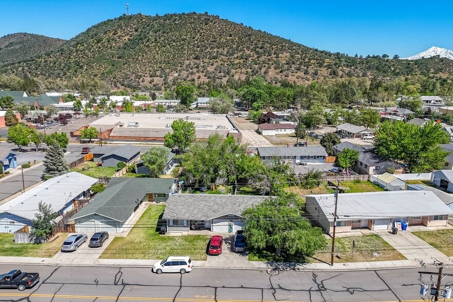 Yreka 66 Inc.-66 units-15 Buildings portfolio of 4 properties for sale on LoopNet.ca - Building Photo - Image 2 of 31