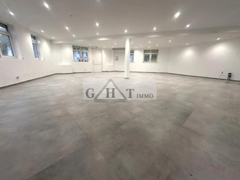 Office in Créteil for lease - Interior Photo - Image 2 of 4