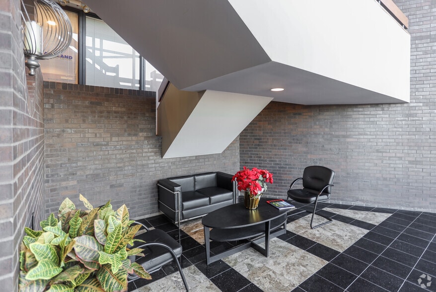 2055 Craigshire Rd, Saint Louis, MO for lease - Interior Photo - Image 3 of 23