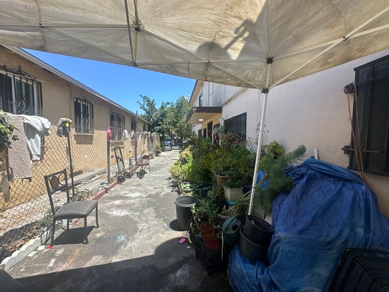 724 E 32nd St, Los Angeles, CA for sale - Building Photo - Image 3 of 16