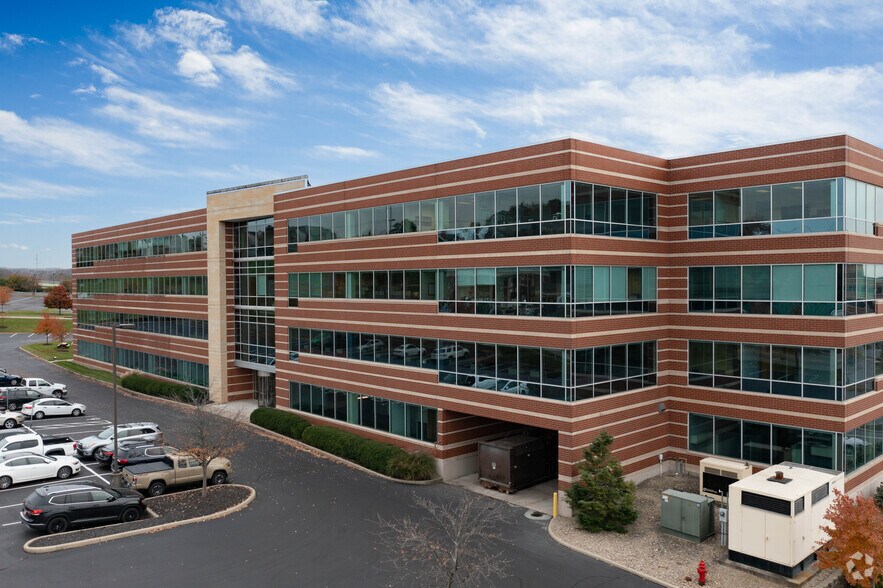 9050 Centre Pointe Dr, West Chester, OH à louer - Photo du bâtiment - Image 3 de 29