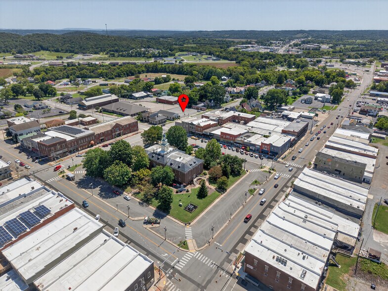 207 Elk Ave S, Fayetteville, TN à vendre - Photo du bâtiment - Image 2 de 50