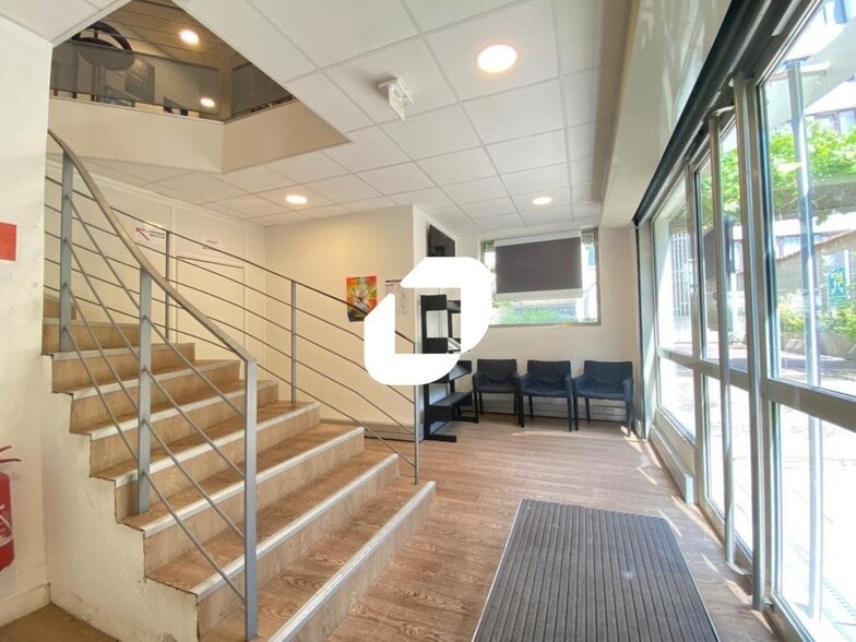 Office in Boulogne-Billancourt for lease - Building Photo - Image 2 of 9