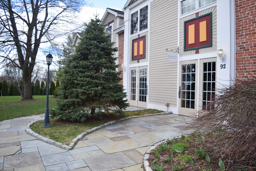 92 N Summit St, Southington, CT à louer - Photo du bâtiment - Image 3 de 11