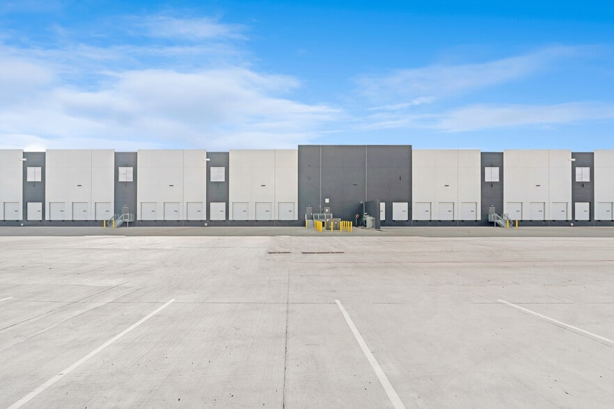 2400 W Hunter Ferrell Rd, Grand Prairie, TX for lease - Building Photo - Image 3 of 4