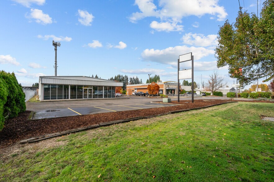 999 N 1st St, Silverton, OR à vendre - Photo du bâtiment - Image 3 de 26