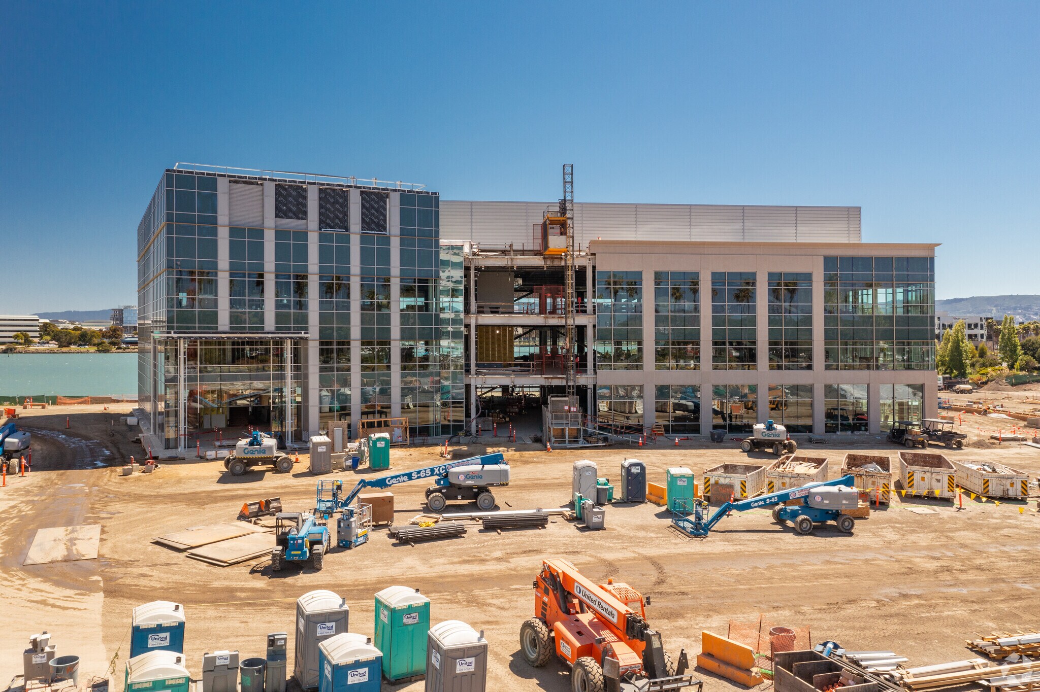 1800 Sierra Point Pky, Brisbane, CA à louer Photo principale- Image 1 de 3