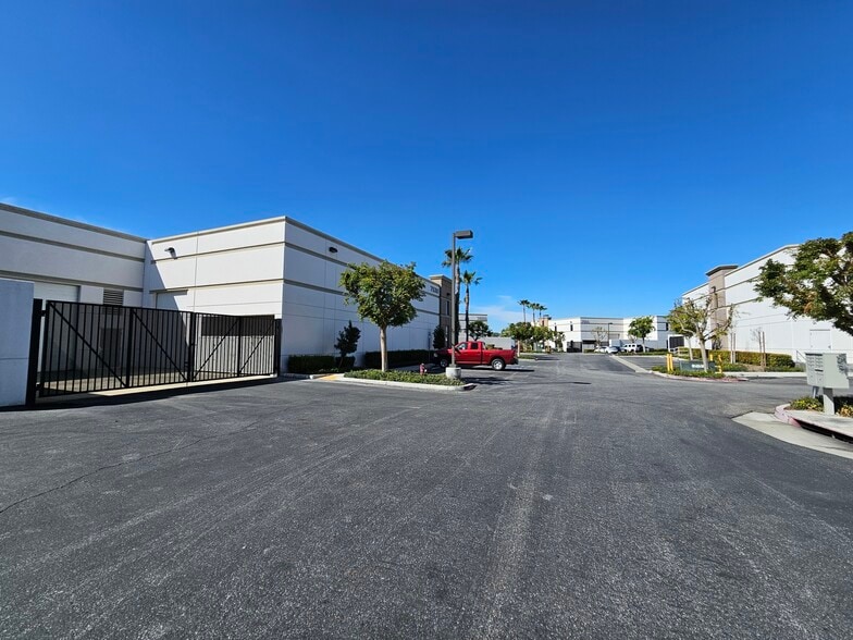 7530 Jurupa Ave, Riverside, CA à louer - Photo du bâtiment - Image 3 de 14