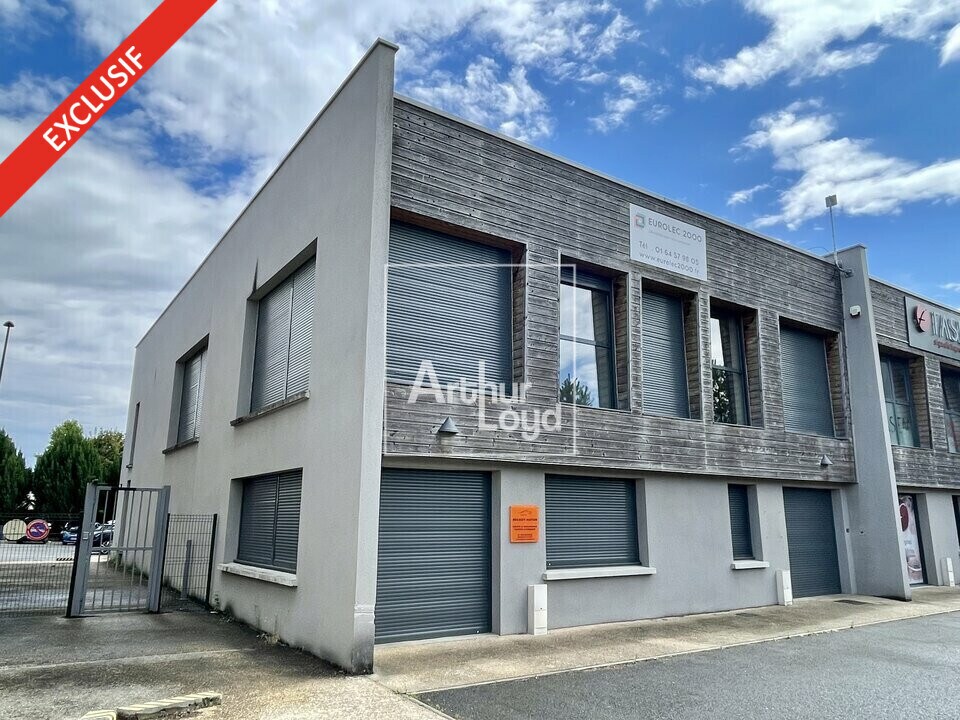 Office in Saint-Pierre-du-Perray for sale Building Photo- Image 1 of 7