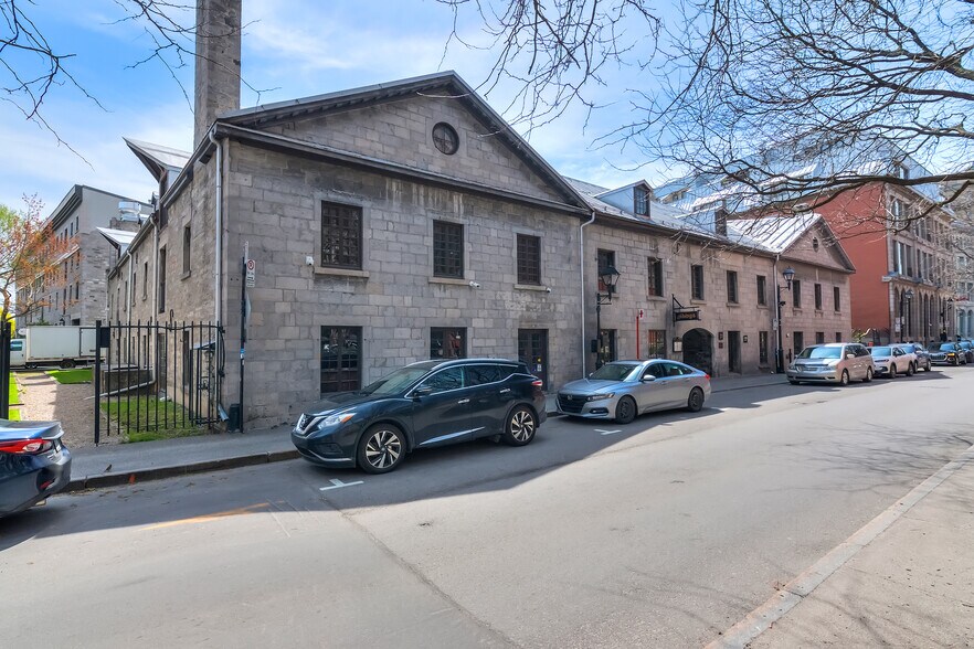 300 Pl D'youville, Montréal, QC à louer - Photo du bâtiment - Image 2 de 9