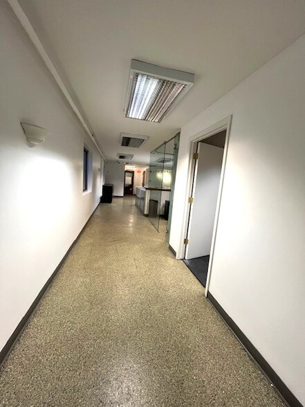 1630 Old Deerfield Rd, Highland Park, IL for lease - Building Photo - Image 3 of 27