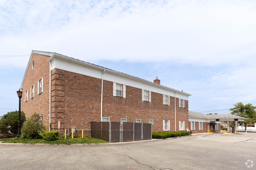 195 Merritts Rd, Farmingdale, NY for sale - Building Photo - Image 3 of 8