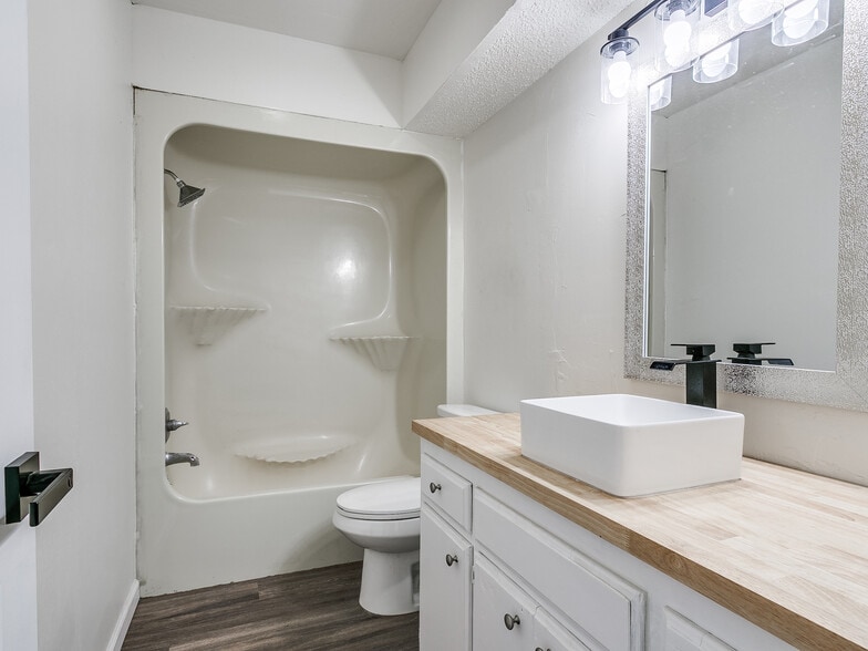 3304 SW 40th St, Oklahoma City, OK for sale - Building Photo - Image 3 of 25