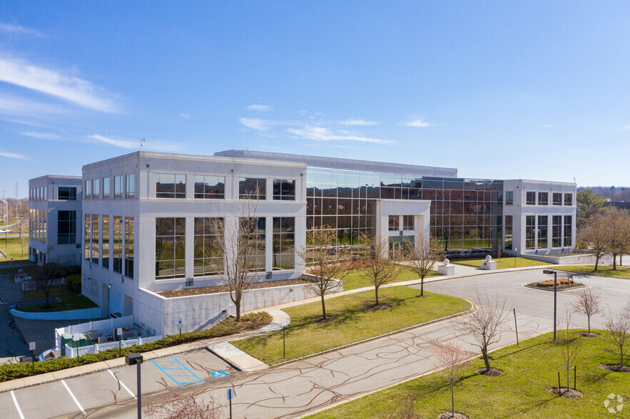 2 Hilton Ct, Parsippany, NJ à vendre - Photo du bâtiment - Image 1 de 1