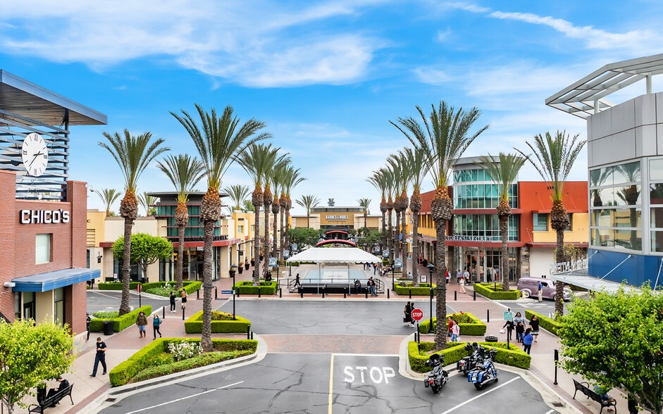 The Shoppes at Chino Hills portfolio of 12 properties for sale on LoopNet.ca - Building Photo - Image 1 of 6