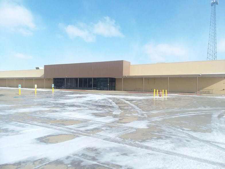 10 W 2nd St, Pana, IL for lease - Primary Photo - Image 1 of 6