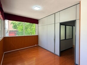 Retail in Barcelona, Barcelona for lease Interior Photo- Image 2 of 14