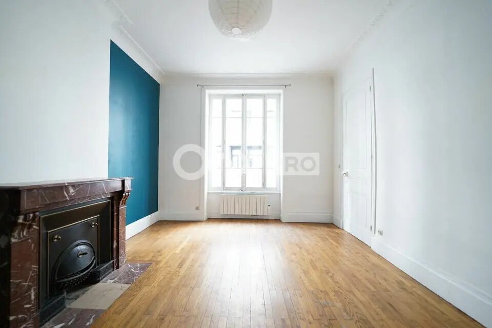 Office in Lyon for sale Interior Photo- Image 1 of 13