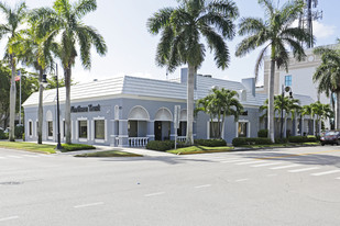 405-445 8th St S, Naples FL - Restaurant avec service au volant