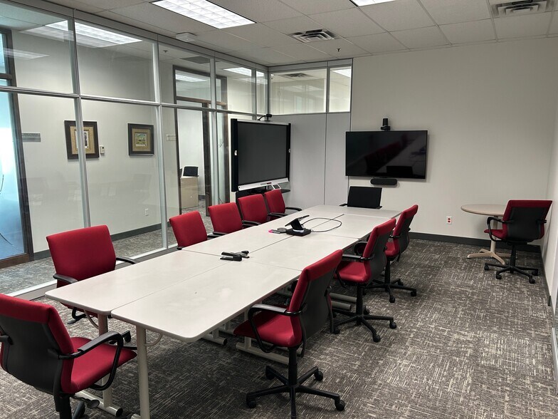 2555 Ouellette Av, Windsor, ON à louer - Photo du bâtiment - Image 3 de 5