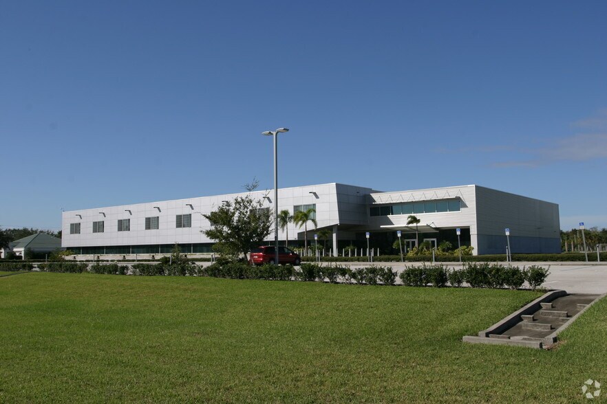1110 W Hibiscus Ave, Melbourne, FL for lease - Primary Photo - Image 1 of 13