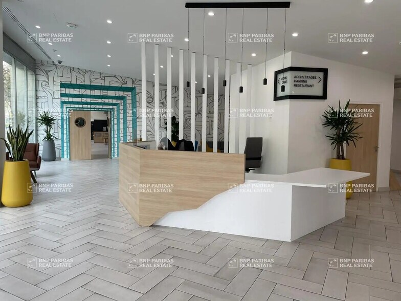 Office in Marseille for lease - Lobby - Image 2 of 13