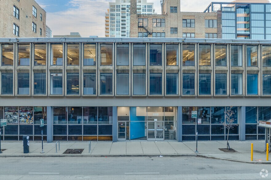 225 W Superior St, Chicago, IL à louer - Photo du bâtiment - Image 3 de 18