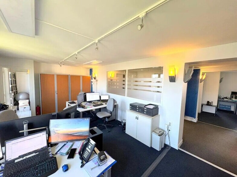 Office in Versailles for lease - Interior Photo - Image 3 of 8