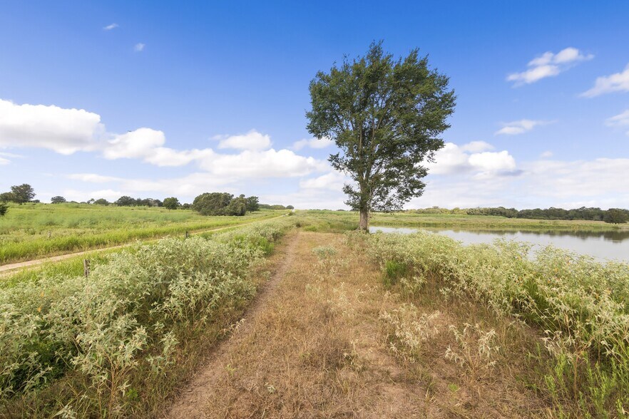 17 Armstrong Derry, Flatonia, TX for sale - Building Photo - Image 3 of 14
