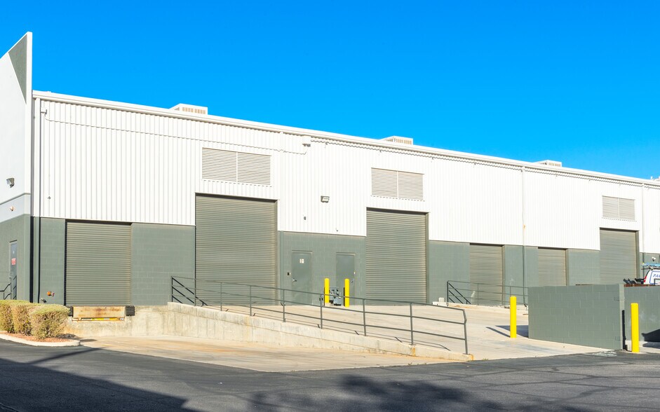 3035 E Patrick Ln, Las Vegas, NV à louer - Photo du bâtiment - Image 3 de 3