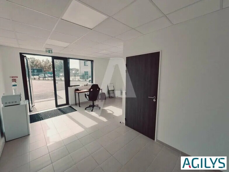 Flex in Savigny-le-Temple for lease - Interior Photo - Image 2 of 9