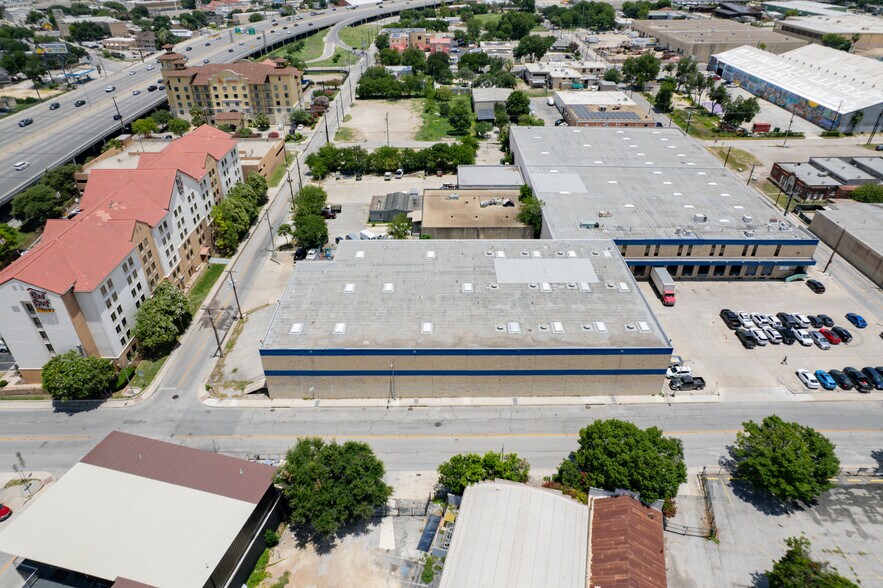 1113-1133 E Houston St, San Antonio, TX à louer - Photo du bâtiment - Image 3 de 16