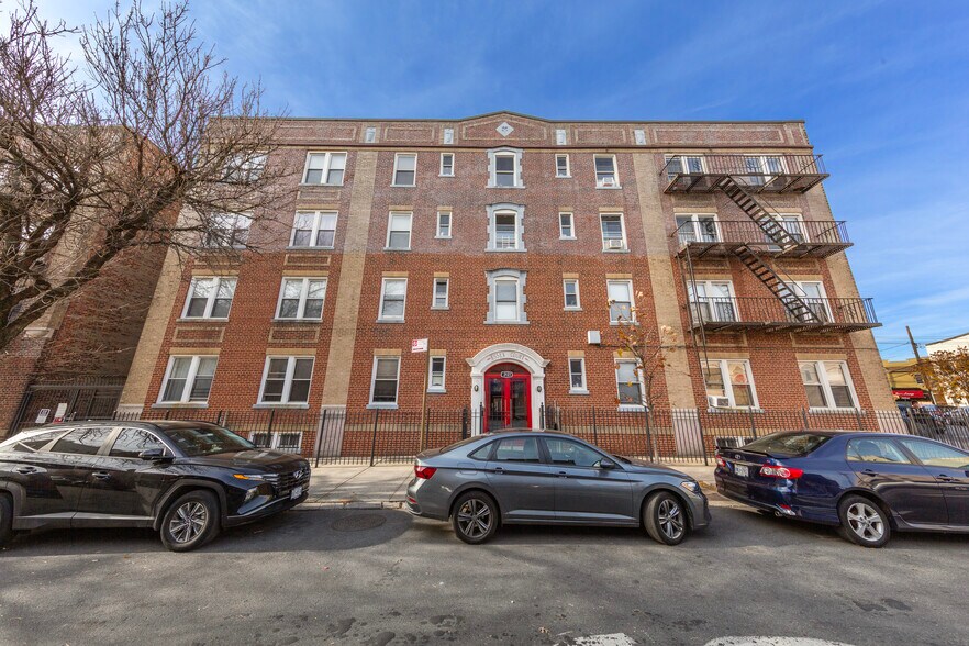 21-21 Linden St, Ridgewood, NY à vendre - Photo du bâtiment - Image 3 de 8