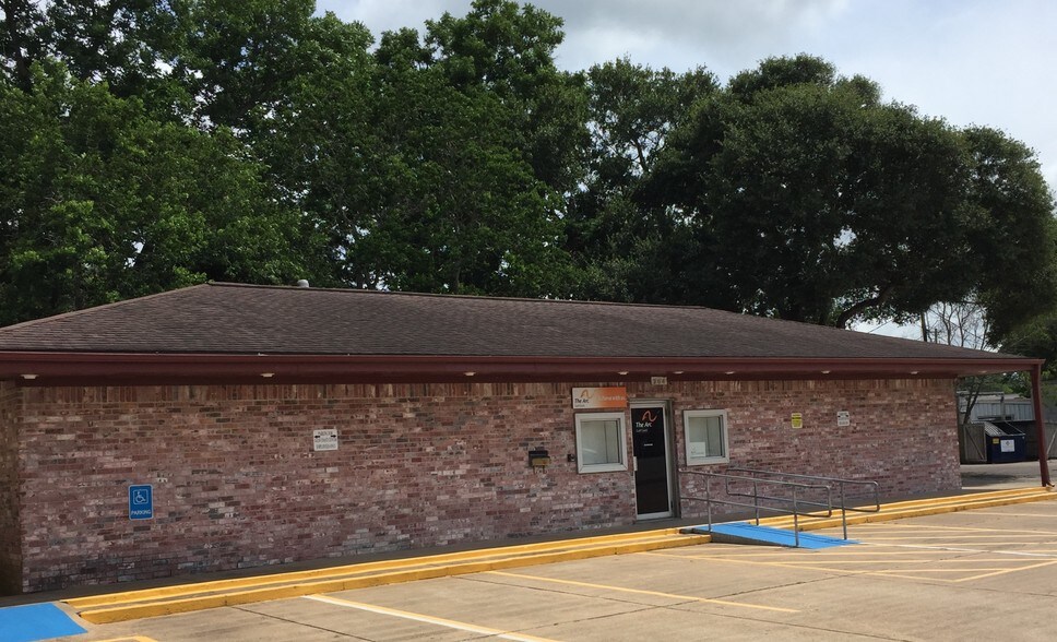 204 W Coombs St, Alvin, TX à louer - Photo du bâtiment - Image 3 de 16