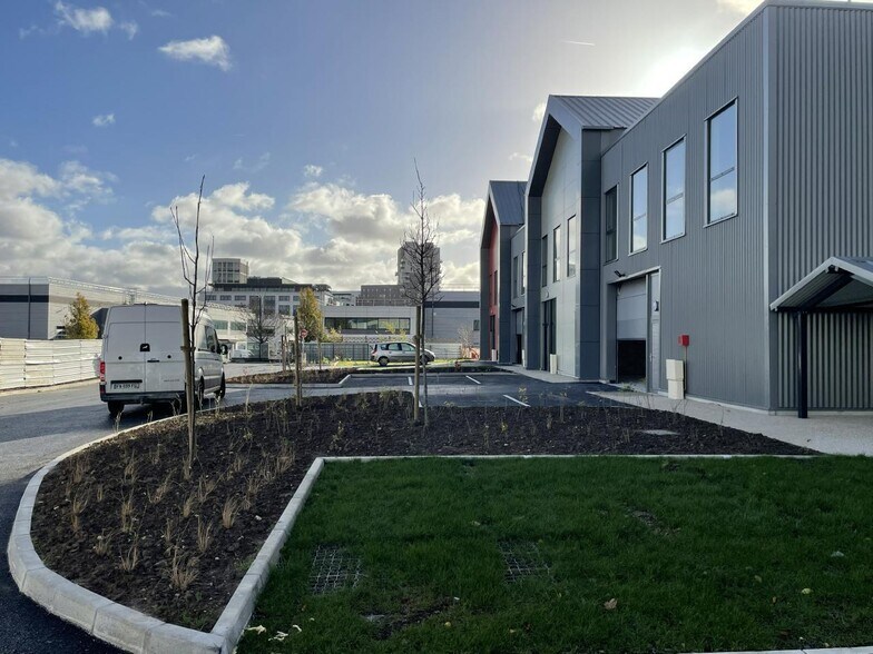 Office in Gennevilliers for lease - Building Photo - Image 2 of 9
