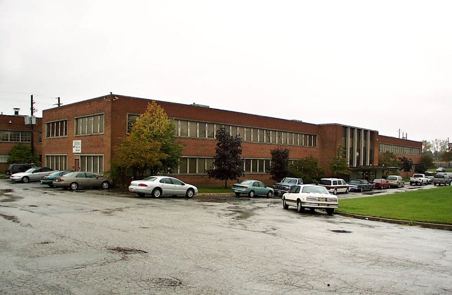 4500 Lee Rd, Cleveland, OH à louer - Photo principale - Image 1 de 6