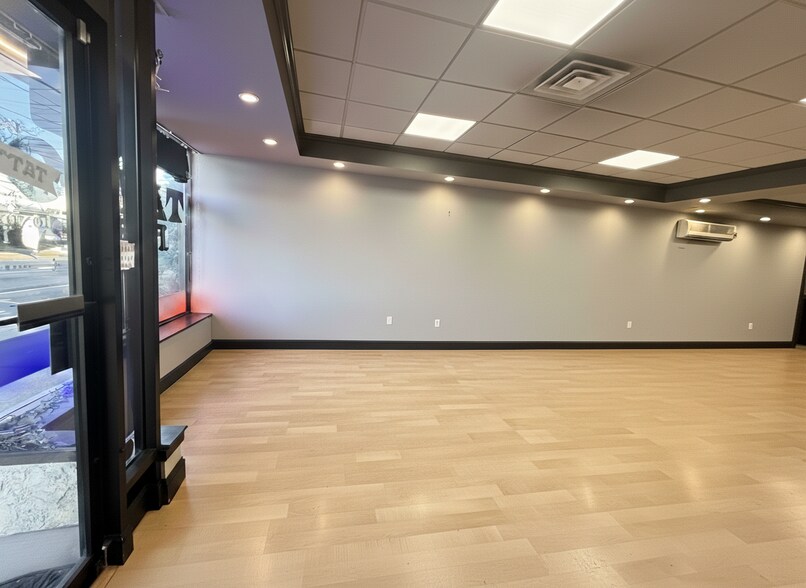 123-127 Merrick Rd, Amityville, NY à louer - Hall d’entrée - Image 3 de 12