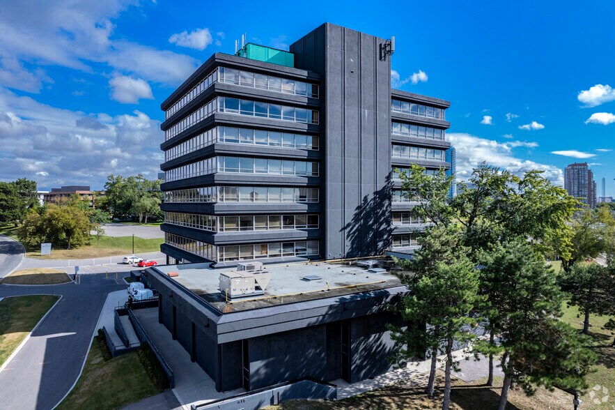 15 Gervais Dr, Toronto, ON à louer - Photo du bâtiment - Image 2 de 6