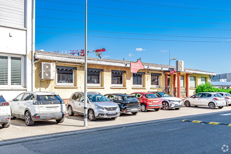 Flex in Vénissieux for lease - Building Photo - Image 2 of 2