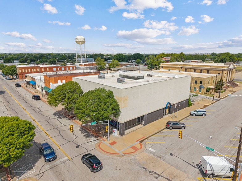 317 E 3rd St, Burkburnett, TX for sale - Building Photo - Image 2 of 19