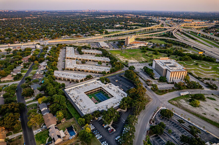 3355 Cherry Ridge St, San Antonio, TX à louer - Photo du bâtiment - Image 3 de 13
