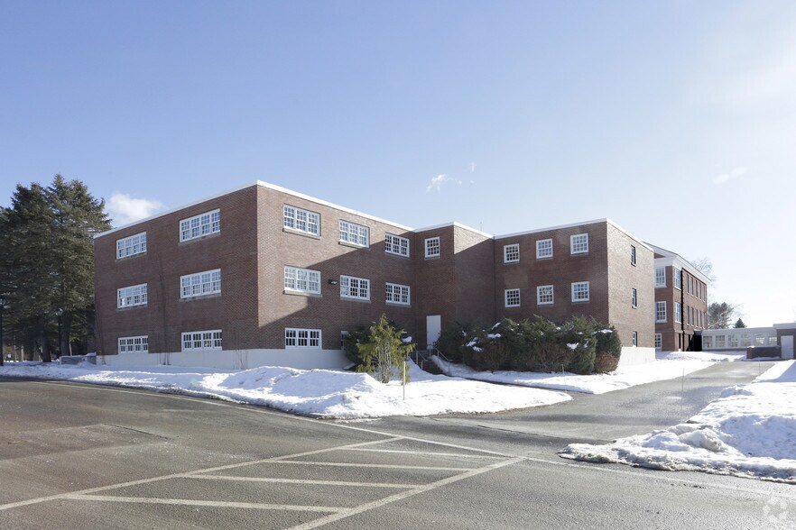 60 Pineland Dr, New Gloucester, ME à louer - Photo du bâtiment - Image 3 de 11