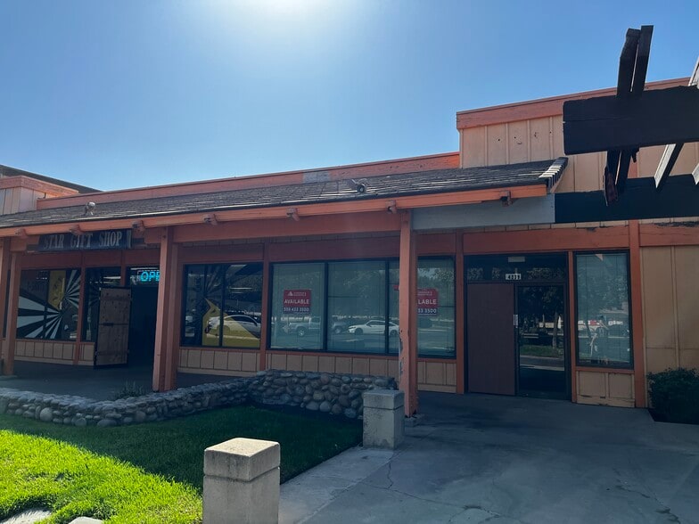 4118 W Mineral King Ave, Visalia, CA à louer - Photo du bâtiment - Image 2 de 4