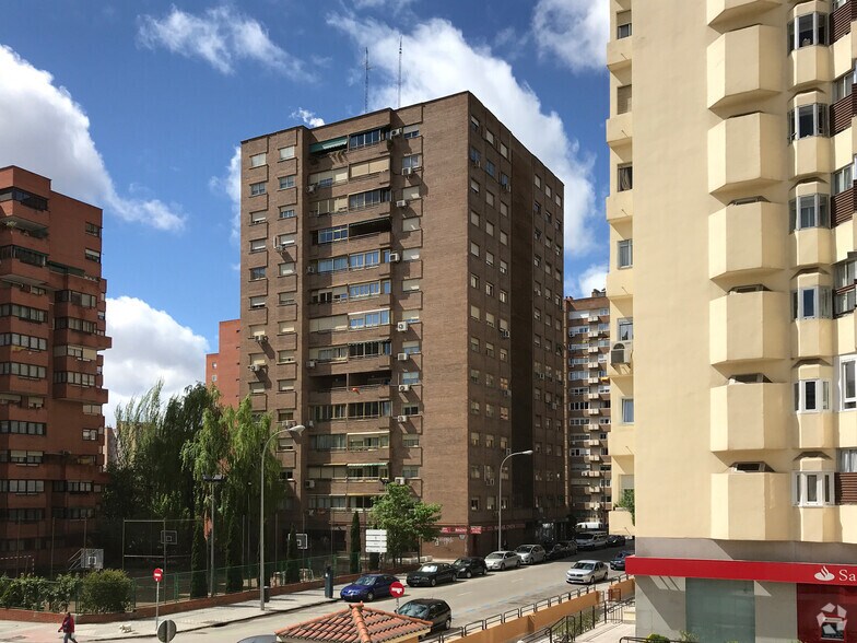 Calle de Sangenjo, 16, Madrid, Madrid à louer - Photo du bâtiment - Image 2 de 2