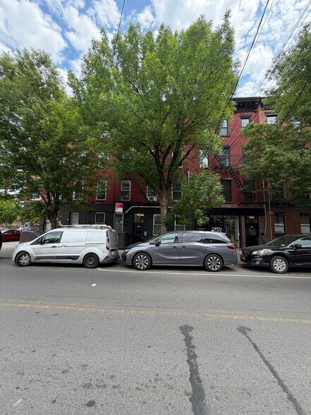 315 Van Brunt St, Brooklyn, NY à vendre - Photo du bâtiment - Image 2 de 13